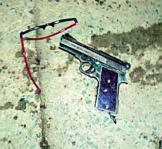 The bullet fired after the child's fury | मुलाला मारल्याच्या रागातून गोळी झाडली The bullet fired after the child's fury | मुलाला मारल्याच्या रागातून गोळी झाडली