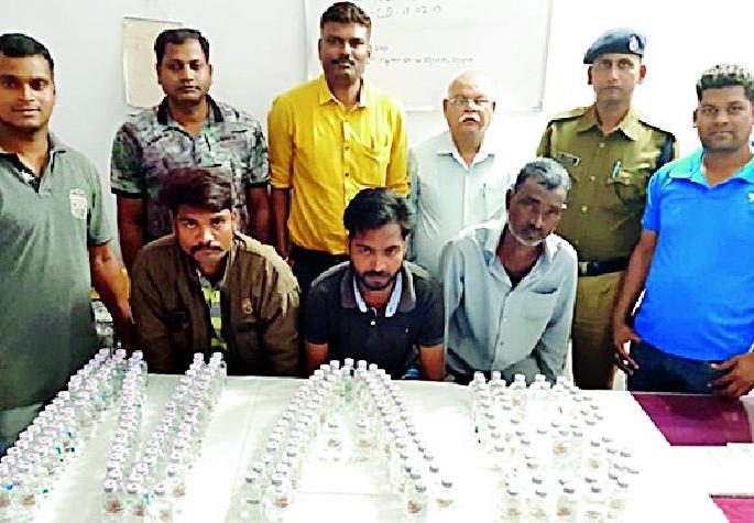 Three smugglers arrested | दारू तस्करी करणाऱ्या तिघांना अटक Three smugglers arrested | दारू तस्करी करणाऱ्या तिघांना अटक