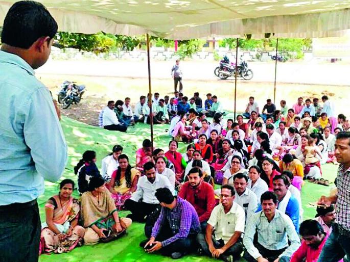 NRHM activists stopped work | एनआरएचएम कर्मचाऱ्यांचे काम बंद आंदोलन सुरूच NRHM activists stopped work | एनआरएचएम कर्मचाऱ्यांचे काम बंद आंदोलन सुरूच