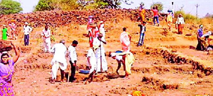 Older Labor Support for MNREGA workers | मनरेगाच्या मजुरांना जुन्याच कामांचा आधार Older Labor Support for MNREGA workers | मनरेगाच्या मजुरांना जुन्याच कामांचा आधार