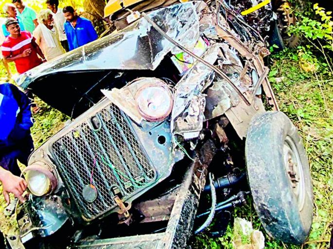 Rushing truck crashes on Kalpivali; Three people were killed | भरधाव ट्रक काळीपिवळीवर कोसळला; तीन जण ठार Rushing truck crashes on Kalpivali; Three people were killed | भरधाव ट्रक काळीपिवळीवर कोसळला; तीन जण ठार