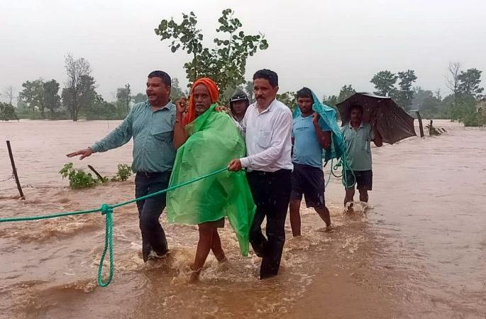 Heavy rains in Madhya Pradesh brought floods in Vidarbha | मध्य प्रदेशच्या अतिपावसाने आणला विदर्भात पूर Heavy rains in Madhya Pradesh brought floods in Vidarbha | मध्य प्रदेशच्या अतिपावसाने आणला विदर्भात पूर