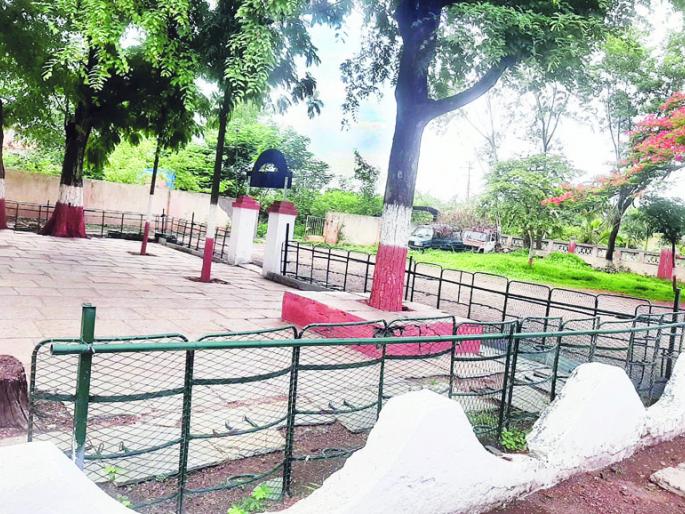 270 shields supported in two riots are protecting the trees in the headquarters! | दोन दंगलीत साथ दिलेल्या २७० ढाली करताहेत मुख्यालयातील वृक्षांचे रक्षण!