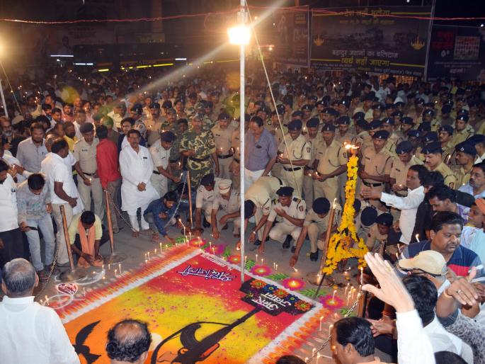 Struggling to protest terrorist attacks | दहशतवादी हल्ल्याच्या निषेधार्थ कडकडीत बंद Struggling to protest terrorist attacks | दहशतवादी हल्ल्याच्या निषेधार्थ कडकडीत बंद