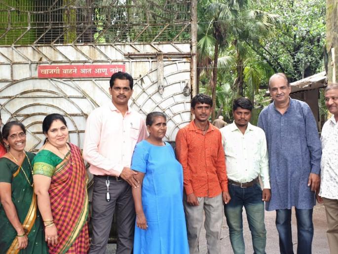 Meeting with lost mother's son on Independence Day | स्वातंत्र्य दिनादिवशीच झाली हरवलेल्या आईची मुलाशी भेट Meeting with lost mother's son on Independence Day | स्वातंत्र्य दिनादिवशीच झाली हरवलेल्या आईची मुलाशी भेट
