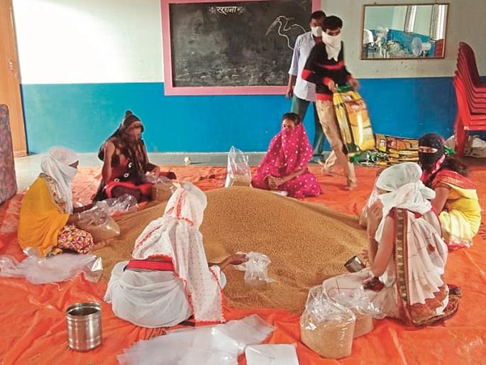 Distribution of groceries to thousands of folk families | एक हजार लोककलावंत कुटुंबांना किराणा वाटप 