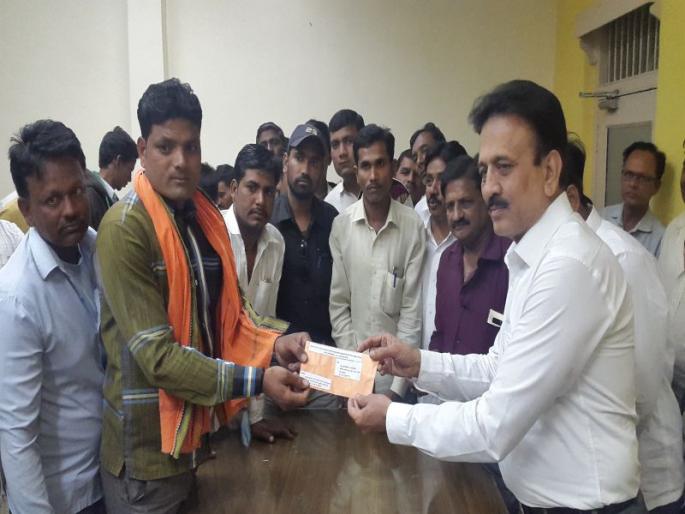 Allocation of checks at the hands of ministers to the workers of Jamner | जामनेरला इमारत बांधकाम कामगारांना मंत्र्यांच्या हस्ते धनादेश वाटप Allocation of checks at the hands of ministers to the workers of Jamner | जामनेरला इमारत बांधकाम कामगारांना मंत्र्यांच्या हस्ते धनादेश वाटप