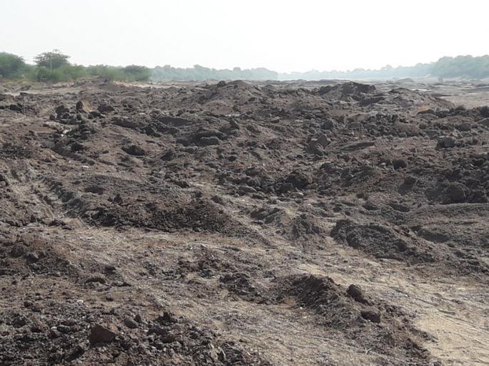 Invalid sand stock mixed in river | अवैध वाळूडोंगर जमीनदोस्त