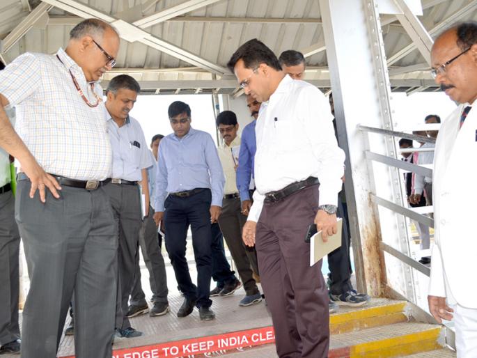 Find out about the railway officials from the General Manager | महाव्यवस्थापकांकडून रेल्वे अधिकाऱ्यांची झडती Find out about the railway officials from the General Manager | महाव्यवस्थापकांकडून रेल्वे अधिकाऱ्यांची झडती