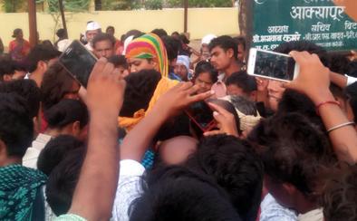 2 hit by mob by misunderstanding | मुले चोरणारे समजून बेदम मारहाण 2 hit by mob by misunderstanding | मुले चोरणारे समजून बेदम मारहाण