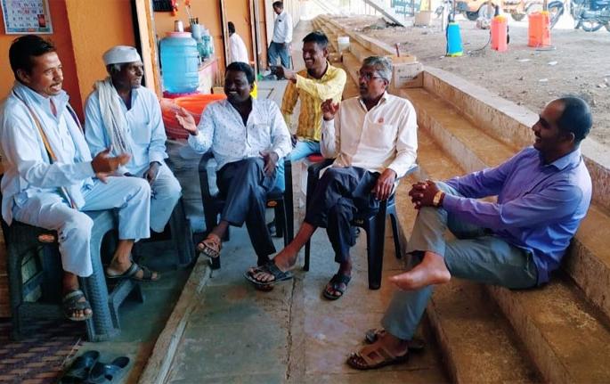 There was discussion on all issues in the chat over chat | चावडीवरील गप्पांत सर्वच विषयांवर होतेय चर्चा There was discussion on all issues in the chat over chat | चावडीवरील गप्पांत सर्वच विषयांवर होतेय चर्चा