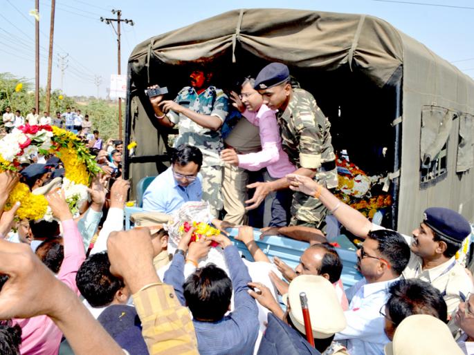Emotional environment declares emotional | अमर रहे..च्या घोषणांनी परिसर झाला भावनिक Emotional environment declares emotional | अमर रहे..च्या घोषणांनी परिसर झाला भावनिक