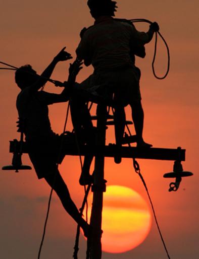 8 thieves 'shock' to action | ७८ वीजचोरांना कारवाईचा ‘शॉक’