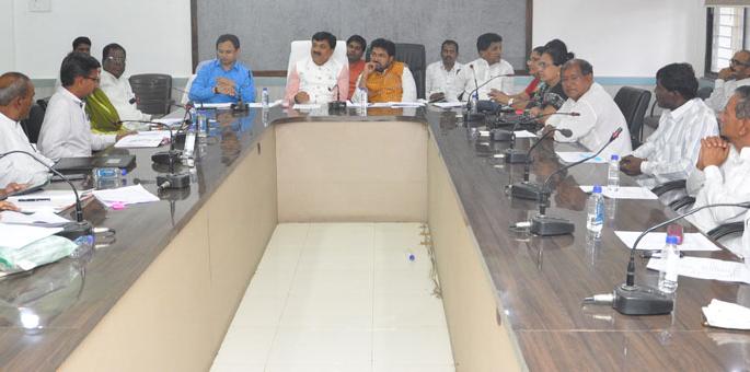 Marathon meeting to review various plans | विविध योजनांचा आढावा घेण्यासाठी मॅरेथॉन बैठक