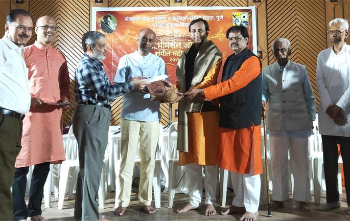 My price is yours, your form is my naini ... | माझा भाव तुझे चरणी, तुझे रूप माझे नयनी...