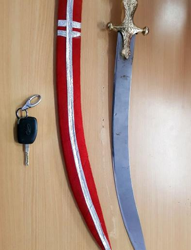 Pursued and seized the sword | पाठलाग करून तलवार जप्त