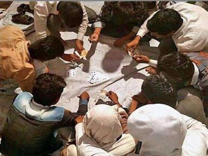 Raid on a gambling den in Chandanpuri Shivara | चंदनपुरी शिवारात जुगार अड्ड्यावर छापा Raid on a gambling den in Chandanpuri Shivara | चंदनपुरी शिवारात जुगार अड्ड्यावर छापा