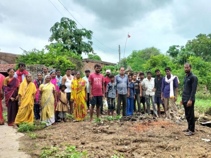 No food to eat, no water to drink! The villagers of Junapani spent the night together | खायला अन्न नाही, पिण्यासाठी पाणी नाही! जुनापाणीच्या ग्रामस्थांनी एकत्रच काढली रात्र