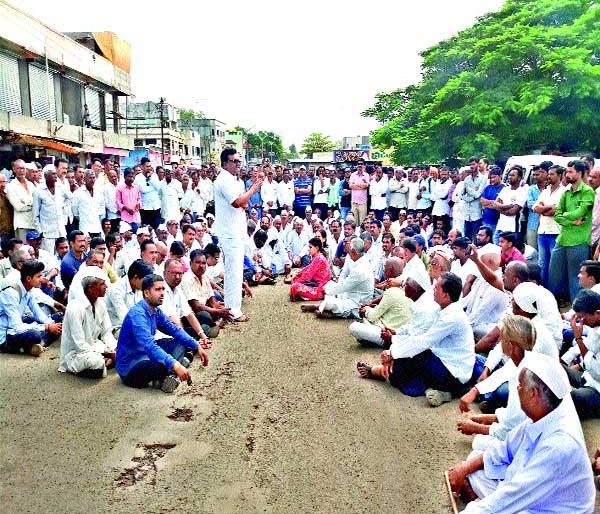 Stop the all-round road in Kalvanana | कळवणला सर्वपक्षीय रास्ता रोको Stop the all-round road in Kalvanana | कळवणला सर्वपक्षीय रास्ता रोको