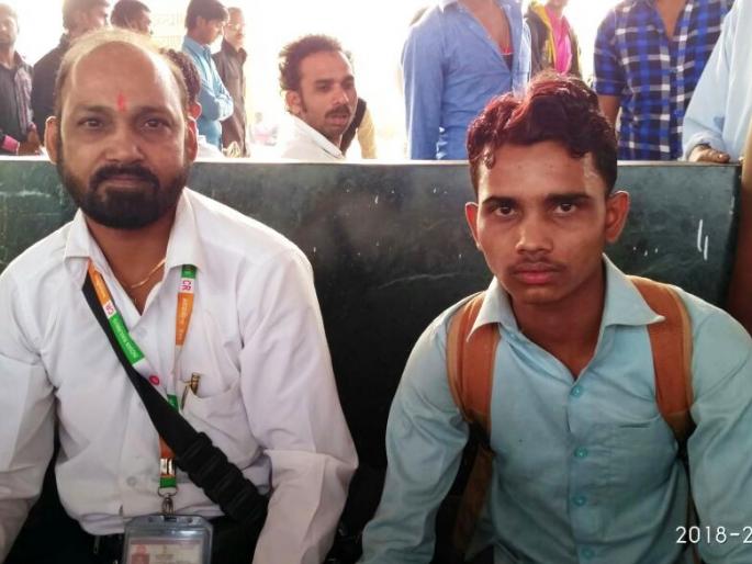 Tony saved the survivors of the Kalyan railway station | कल्याण रेल्वे स्थानकात प्रसंगावधान राखत टीसीने वाचवले प्रवाशाचे प्राण Tony saved the survivors of the Kalyan railway station | कल्याण रेल्वे स्थानकात प्रसंगावधान राखत टीसीने वाचवले प्रवाशाचे प्राण