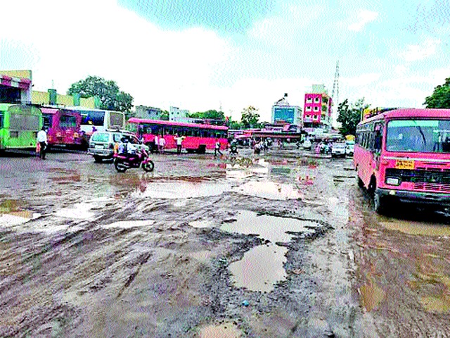 Eclipse roads receive pits | येवल्यातील रस्त्यांना खड्ड्यांचे ग्रहण Eclipse roads receive pits | येवल्यातील रस्त्यांना खड्ड्यांचे ग्रहण