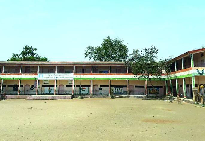 3 schools closed in Municipality of Khamgaon | खामगाव शहरातील नगर पालिकेच्या १४ शाळा बंद 3 schools closed in Municipality of Khamgaon | खामगाव शहरातील नगर पालिकेच्या १४ शाळा बंद