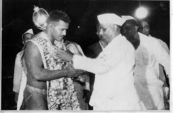 Ganapatrao Andalkar gave words to Balasaheb Desai, Hindkeshari maida | बाळासाहेब देसार्इंना शब्द देत गणपतराव आंदळकरांनी पटकावली होती हिंदकेसरीची गदा