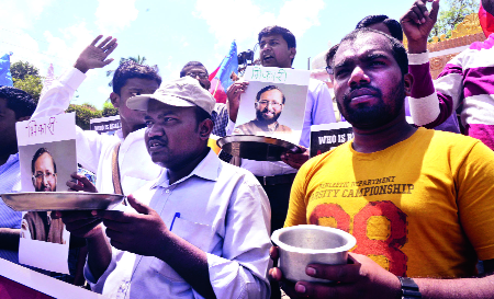 Javadekar's protest by 'Bhikh Maango' | ‘भीख मांगो’द्वारे जावडेकरांचा निषेध