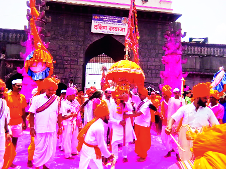 Sassankaldi procession this one hour earlier | सासनकाठी मिरवणूक यंदा एक तास आधी Sassankaldi procession this one hour earlier | सासनकाठी मिरवणूक यंदा एक तास आधी