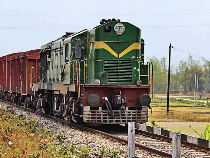 Sugar milling for railway revenue | रेल्वेची महसूलवाढीसाठी साखरपेरणी Sugar milling for railway revenue | रेल्वेची महसूलवाढीसाठी साखरपेरणी