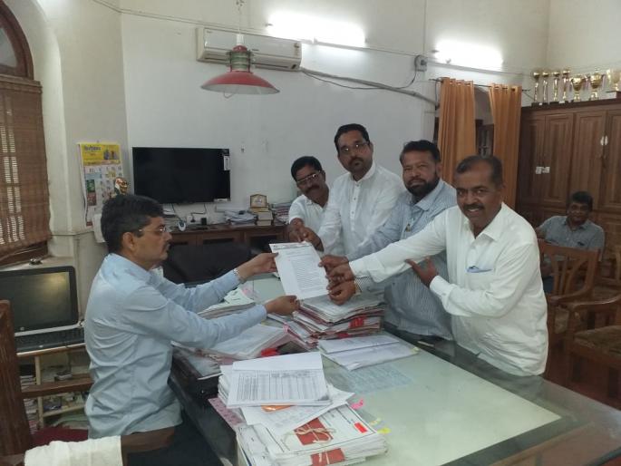 The Congress has submitted a memorandum to the District Collector regarding milk quality at the milk collection center | दूध संकलन केंद्रावरील दुधाच्या दर्जाबाबत काँग्रेसच्या वतीने जिल्हाधिकाऱ्यांना निवेदन The Congress has submitted a memorandum to the District Collector regarding milk quality at the milk collection center | दूध संकलन केंद्रावरील दुधाच्या दर्जाबाबत काँग्रेसच्या वतीने जिल्हाधिकाऱ्यांना निवेदन