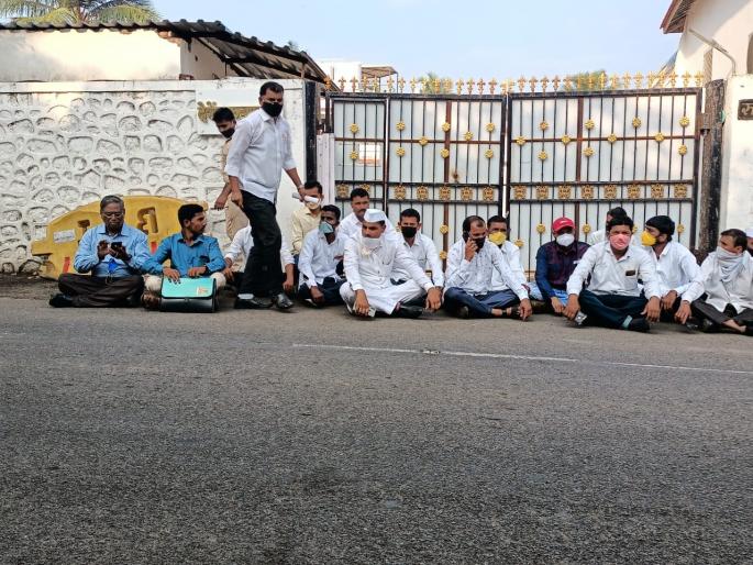 Onion growers sit in front of the Leader of the Opposition's residence | कांदा उत्पादक शेतकरी संघटनेचा विरोधी पक्षनेत्यांच्या निवासासमोर ठिय्या Onion growers sit in front of the Leader of the Opposition's residence | कांदा उत्पादक शेतकरी संघटनेचा विरोधी पक्षनेत्यांच्या निवासासमोर ठिय्या