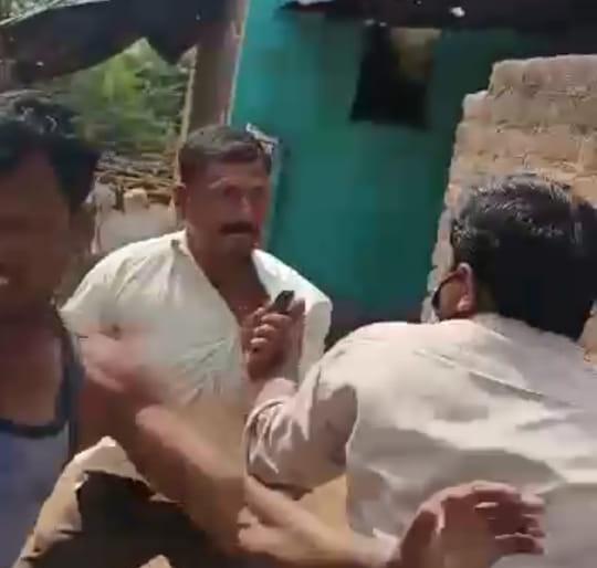 Power workers beaten up in Deola taluka | देवळा तालुक्यात वीज कर्मचाऱ्यांना मारहाण