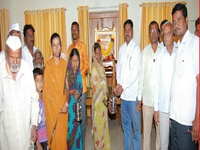 Mother's death at 7 pm Still a two-day homemade meal for the destitute | ९ वाजता आईचे निधन तरीही ११ वाजता दिले निराधारांना दोनवेळचे घरपोच जेवण Mother's death at 7 pm Still a two-day homemade meal for the destitute | ९ वाजता आईचे निधन तरीही ११ वाजता दिले निराधारांना दोनवेळचे घरपोच जेवण