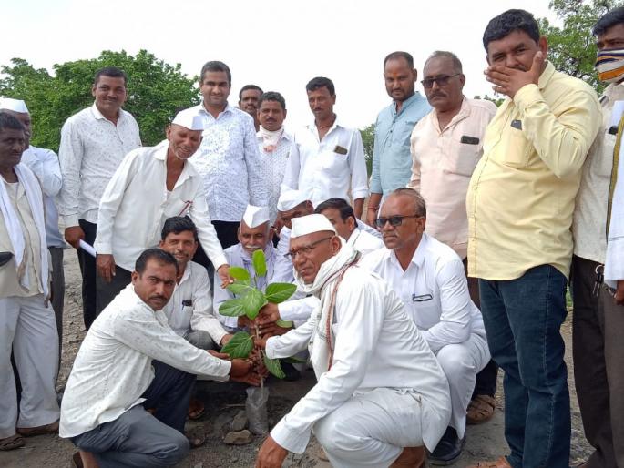 Attention paid to planting trees in Malegaon pits | मालेगावी खड्ड्यांत वृक्षारोपण करत वेधले लक्ष Attention paid to planting trees in Malegaon pits | मालेगावी खड्ड्यांत वृक्षारोपण करत वेधले लक्ष