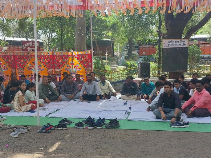 Dam agitation of employees of Food Corporation | खाद्य निगम महामंडळाच्या कर्मचाऱ्यांचे धरणे आंदोलन Dam agitation of employees of Food Corporation | खाद्य निगम महामंडळाच्या कर्मचाऱ्यांचे धरणे आंदोलन