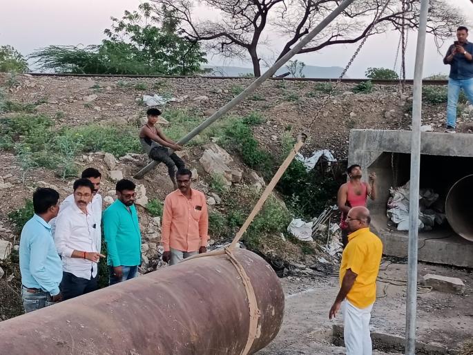 Water crisis on Manmadkars due to bursting of aqueduct | जलवाहिनी फुटल्याने मनमाडकरांवर पाणीसंकट Water crisis on Manmadkars due to bursting of aqueduct | जलवाहिनी फुटल्याने मनमाडकरांवर पाणीसंकट