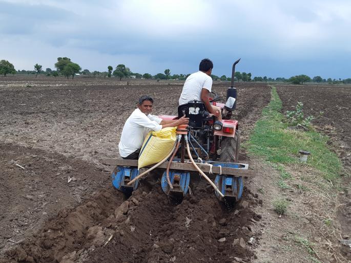 Speed of sowing in Manori, Deshmane area | मानोरी, देशमाने परिसरात पेरण्यांना वेग Speed of sowing in Manori, Deshmane area | मानोरी, देशमाने परिसरात पेरण्यांना वेग