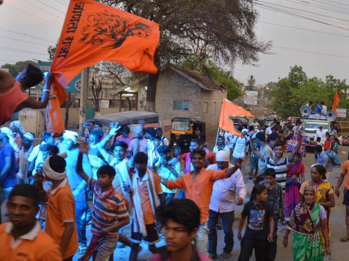 The devotees left the road to Saptashringangad | भर उन्हात भाविकांचे सप्तशृंगगडाकडे प्रस्थान The devotees left the road to Saptashringangad | भर उन्हात भाविकांचे सप्तशृंगगडाकडे प्रस्थान