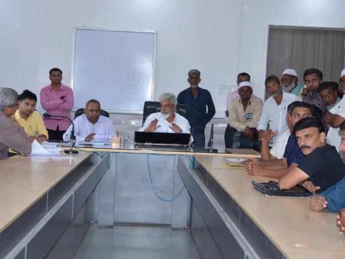 A meeting of manufacturers that produce pollution | प्रदूषण निर्माण करणाऱ्या कारखानदारांची बैठक