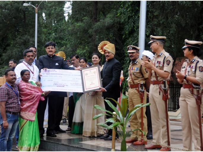 Rajdevwadi Gram Panchayats Saint Gadgebaba District Level Award | राजदेरवाडी ग्रामपंचायतीस संत गाडगेबाबा जिल्हास्तरीय पुरस्कार Rajdevwadi Gram Panchayats Saint Gadgebaba District Level Award | राजदेरवाडी ग्रामपंचायतीस संत गाडगेबाबा जिल्हास्तरीय पुरस्कार