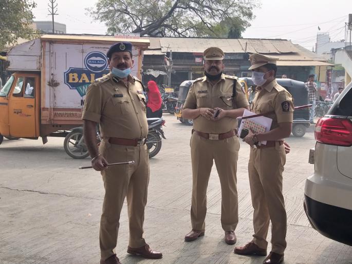 Deputy Inspector General inspects the site damaged by the mob | जमावाने नुकसान केलेल्या घटनास्थळाची उपमहानिरीक्षकांकडून पाहणी Deputy Inspector General inspects the site damaged by the mob | जमावाने नुकसान केलेल्या घटनास्थळाची उपमहानिरीक्षकांकडून पाहणी