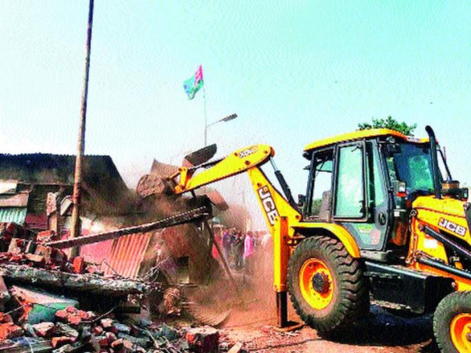 Action taken by municipal corporation: 350 slums in the slums, wreckage slum was removed | महापालिकेकडून कारवाई : सुमारे ३५० झोपड्या जमीनदोस्त, मोहिमेत अडथळा आणण्याचा प्रयत्न वडाळागावातील झोपडपट्टी हटविली Action taken by municipal corporation: 350 slums in the slums, wreckage slum was removed | महापालिकेकडून कारवाई : सुमारे ३५० झोपड्या जमीनदोस्त, मोहिमेत अडथळा आणण्याचा प्रयत्न वडाळागावातील झोपडपट्टी हटविली