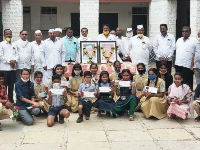 Mohadi felicitates meritorious students | मोहाडीला गुणवंत विद्यार्थ्यांचा सत्कार
