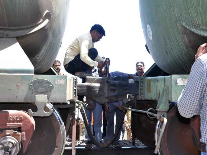  Due to the coupling of the Nandagavi cargo, | नांदगावी मालगाडीची कपलिंग तुटल्याने धावपळ