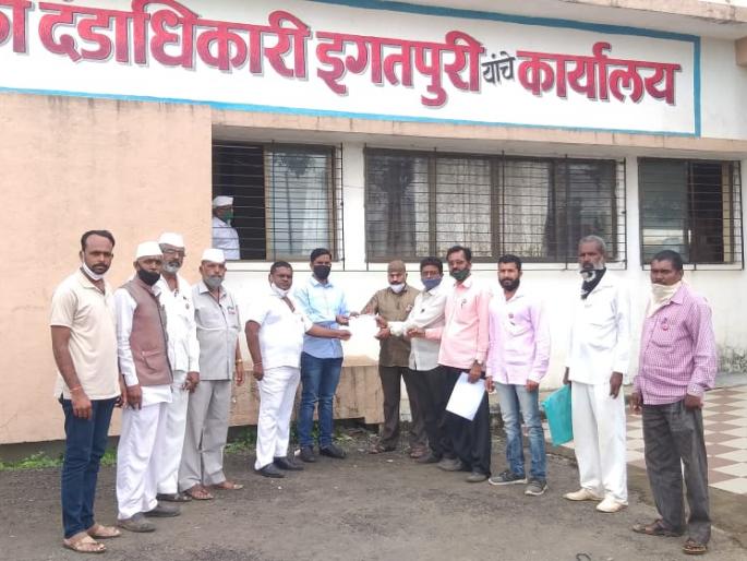 Statement of Farmers Association to Igatpuri Tehsildar regarding onion export | कांदा निर्यातसंदर्भात शेतकरी संघटनेचे इगतपुरी तहसिलदारांना निवेद Statement of Farmers Association to Igatpuri Tehsildar regarding onion export | कांदा निर्यातसंदर्भात शेतकरी संघटनेचे इगतपुरी तहसिलदारांना निवेद