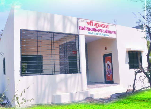 The library built by pension money | पेन्शनच्या पैशातून त्यांनी बांधले वाचनालय The library built by pension money | पेन्शनच्या पैशातून त्यांनी बांधले वाचनालय