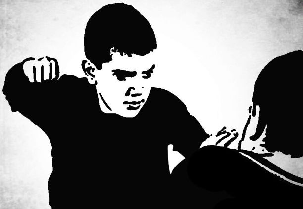 The customer was beaten up by a bank employee | बँक कर्मचाऱ्याला भररस्त्यात थांबवून ग्राहकाने केली मारहाण The customer was beaten up by a bank employee | बँक कर्मचाऱ्याला भररस्त्यात थांबवून ग्राहकाने केली मारहाण