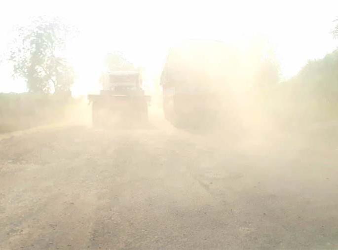 The condition of two-wheelers as the dust is blowing | धूळ उडत असल्याने दुचाकीधारकांचे हाल The condition of two-wheelers as the dust is blowing | धूळ उडत असल्याने दुचाकीधारकांचे हाल