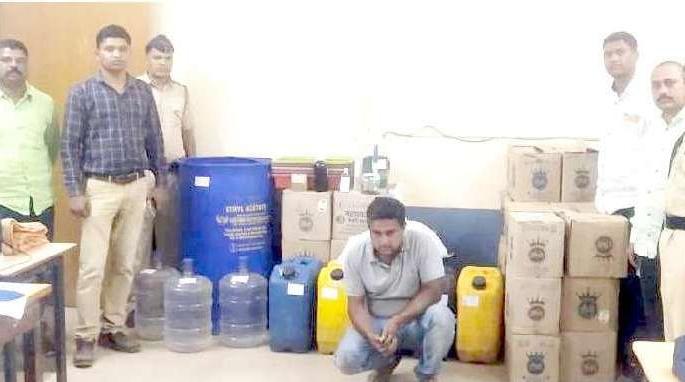 Counterfeit alcohol manufacturing factory | बनावट दारू निर्मितीचा कारखाना उद्धवस्त Counterfeit alcohol manufacturing factory | बनावट दारू निर्मितीचा कारखाना उद्धवस्त